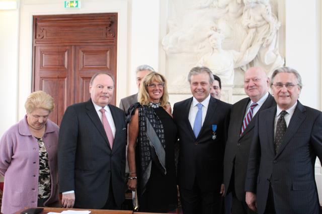 Jean-Christophe Lebascle, directeur du restaurant la Manufacture à Issy les Moulineaux, décoré par André Santini de l'Ordre National du Mérite