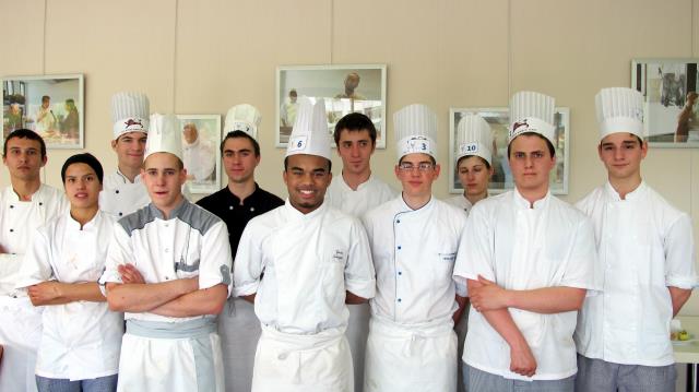 Encadrant Yann Adingra (1e rang, 3e à partir de la g, l'ensemble des canditats au concours Un des meilleurs apprentis de France sélection aquitaine : Killian Renzetti, Thibault Bouffier, Aubin Laziniere, Erwan Dussaut, Pierre Forton, Yann Adingra, Benjami