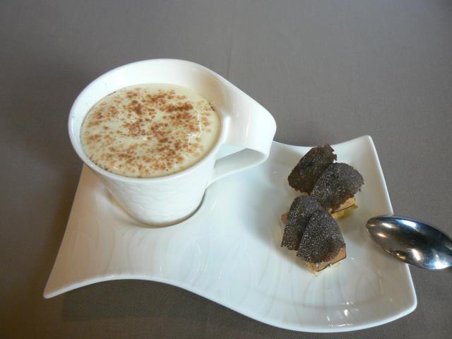 Le cappuccino de pomme de terre de Noirmoutier au foie gras de canard grillé, jus à la truffe noir du Périgord