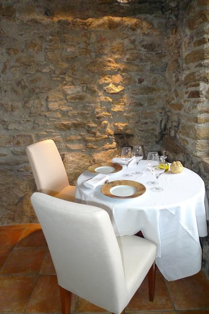 aspect rustique et raffiné de l'intérieur du restaurant