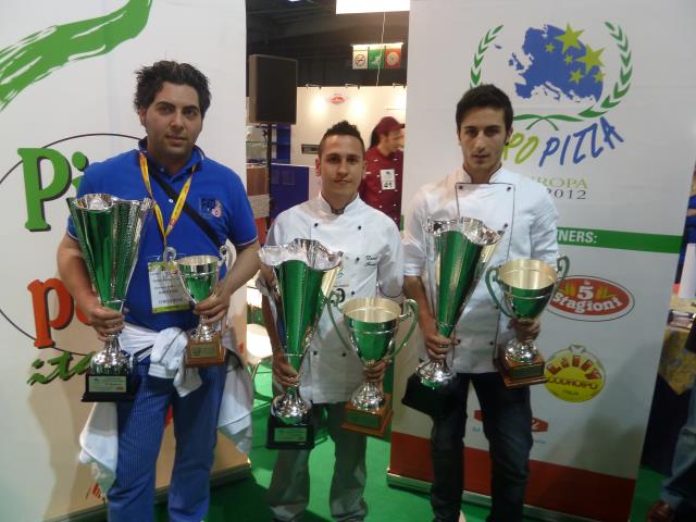 Concours Giro Pizza : 2e Vittorio Alessandro (Pizza e vino à Montesarchio), 1er Favero Daniel (Trattoria ometto à Carrara), et 3e Giallongo Giuseppe (Giuseppe à Avola).