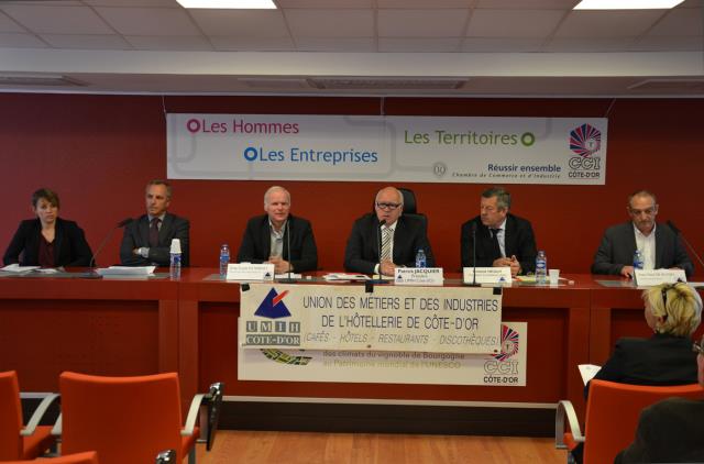 De gauche à droite : Nathalie Koenders, adjointe au maire deDijon, Jean-Pierre Rebourgeon président de Côte d'Or Tourisme, Jean-Louis Humbert Président des cafetiers Umih 21, Patrick Jacquier président général Umih 21, Roland Heguy, président confédéral e