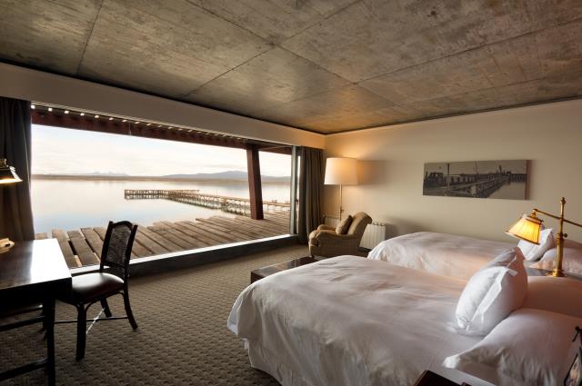 Les chambres épurées offrent des vues panoramiques sur les fjords avoisinants.