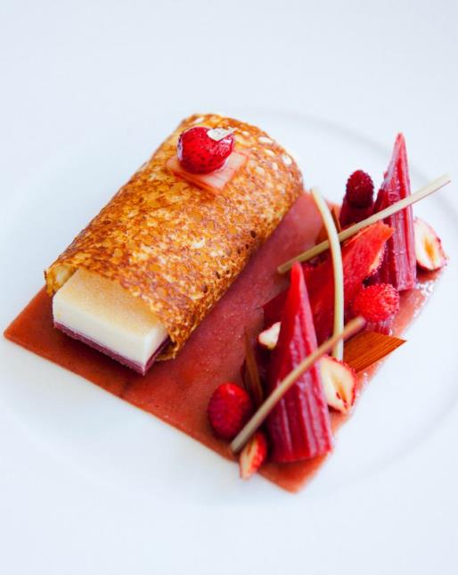 Dentelle au fromage blanc, rhubarbepochée et fraises des bois