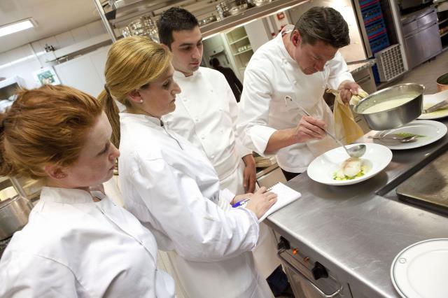 Les lauréats du quizz culinaire « A vous la toque ! » dans les cuisines du chef étoilé Alain Pégouret, au Laurent à Paris.
