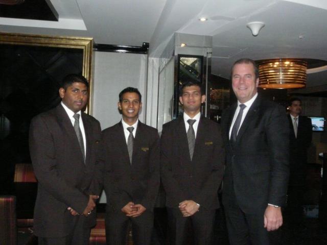 Robert Gaymer Jones et une partie de l'équipe du Sofitel Mumbai