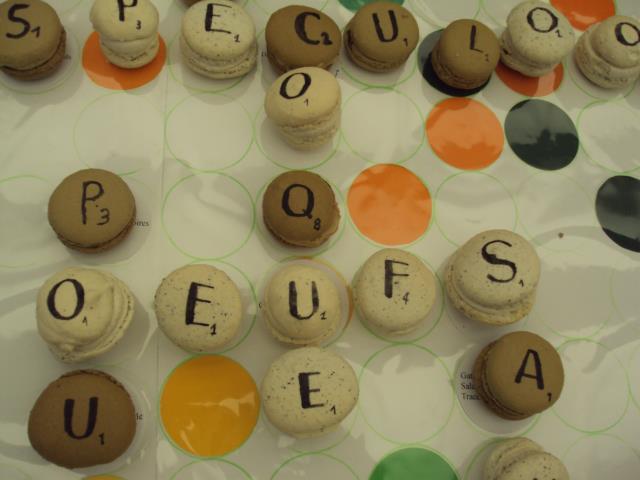 Un scrabble à croquer...Apporter un côté ludique à la dégustation du macaron en permettant aux convives d'intéragir avec la nourriture.