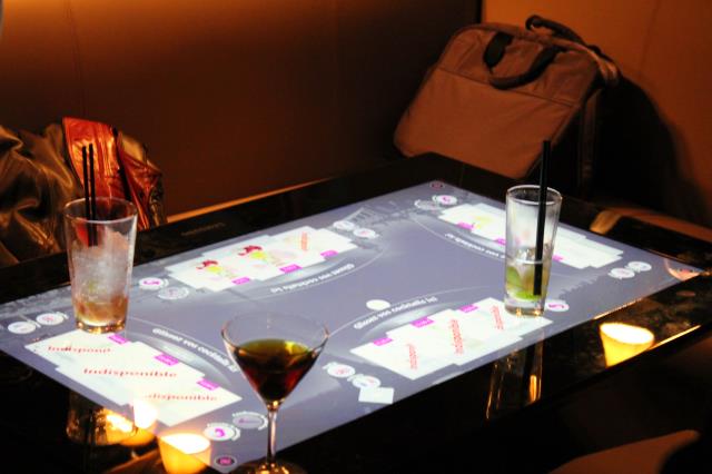 la table tactile permet de disposer de la recette du cocktail que l'on boit rien qu'en posant le verre.