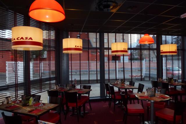 La dernière version de l'architecture intérieure joue l'ambiance « steak house » pour la Casa Pizza Grill