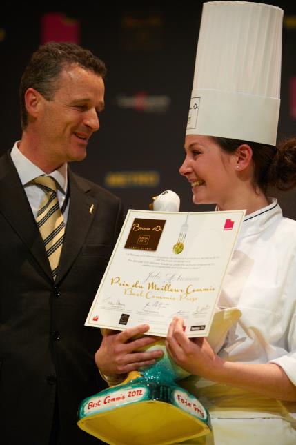 Julie Lhumeau reçoit le prix Rougié de Meilleur Commis du Bicuse d'Or Europe 2012 des mains de Pascal Schneider-directeur marketing Rougié.