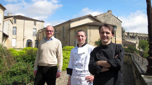 Les Remparts à d à g : le chef de cuisine Yannick Fauriès, le chef-pâtissier Jérôme Boissard et  Christophe Texier dans leur jardin, avec vue sur la cathédrale au fond à droite