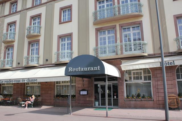 La façde de l'hôtel fait face à la gare de Colmar