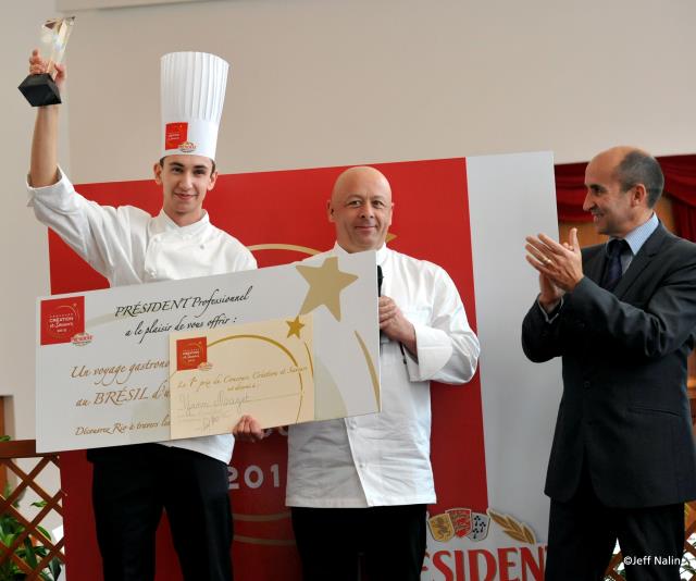 Yann Maget et Thierry Marx lors de la remise des prix au lycée des métiers de l'hôtellerie Jean Drouant à Paris.