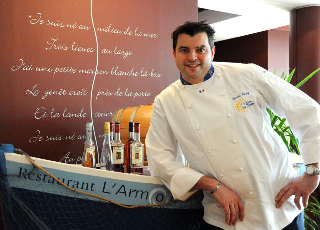 Le Chef Laurent Tanguy propose à ses clients de découvrir autour d'une table les produits du terroir et de la mer.