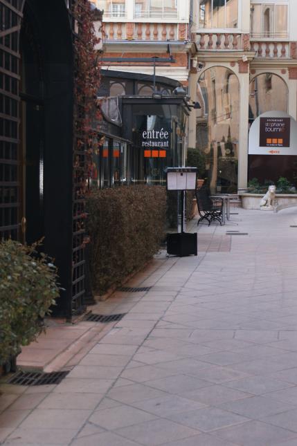 Une entrée discrète donnant directement sur la place du Capitole