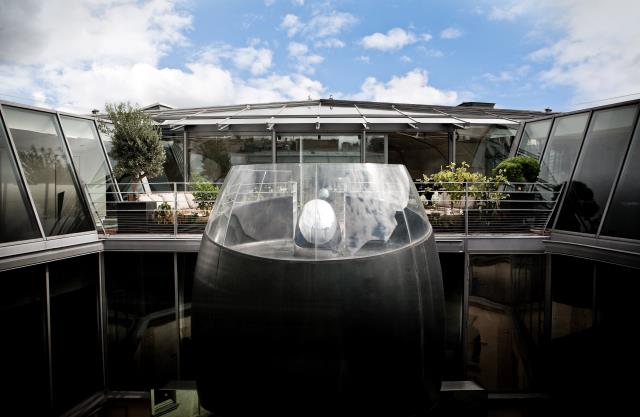 Le restaurant circulaire de Frédéric Vardon est un lieu unique sous les toits de Paris, loin du bruit.