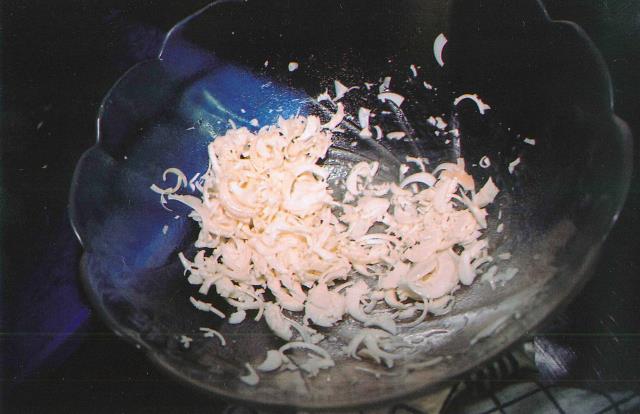 Pour faire le palmiste en salade, il faut d'abord l'effeuiller ou l'émincer.