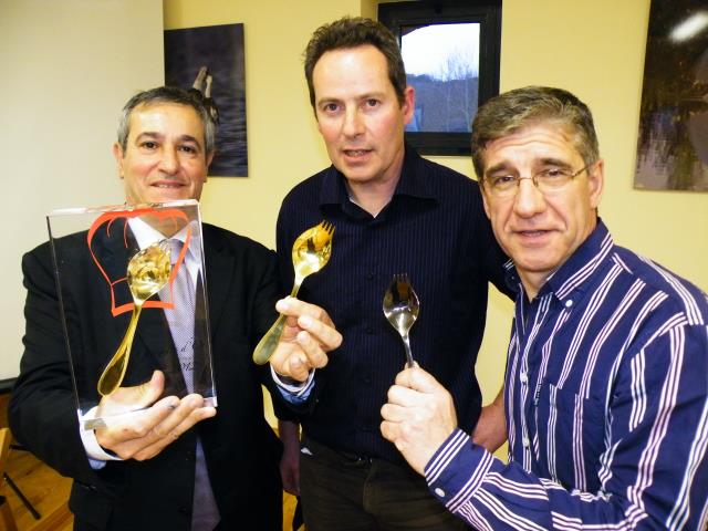 De gauche à droite : Bernard Garcia (pdt UMIH 09), Jean-Louis Orengo et Didier Lamotte (vice-pdt UMIH 09) lancent les premiers trophées de la restauration en Arège.