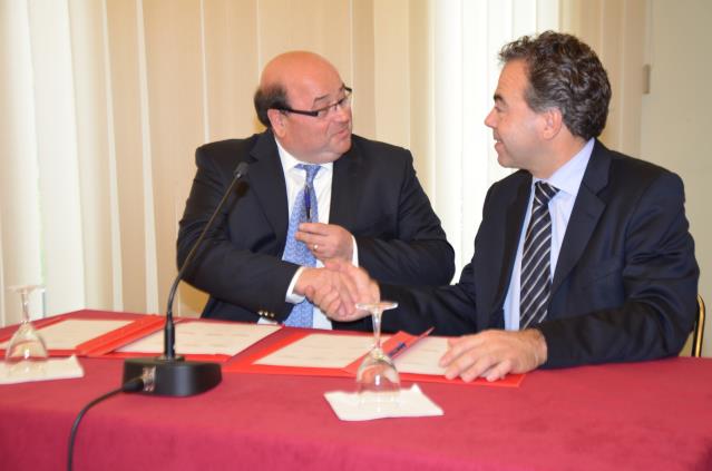 Chaque représentant professionel a signé tour à tour la convention. Ici, Gérard Guy, président de la CPIH, qui salue aussi, en tant que chaumontait d'origine, le maire de Chaumont, Luc Chatel.