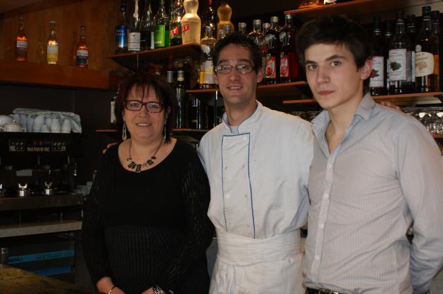 Floret, 19 ans (à droite) avec sa mère, Anne Cazes-Arazat, et Benoit Vidal, second en cuisine