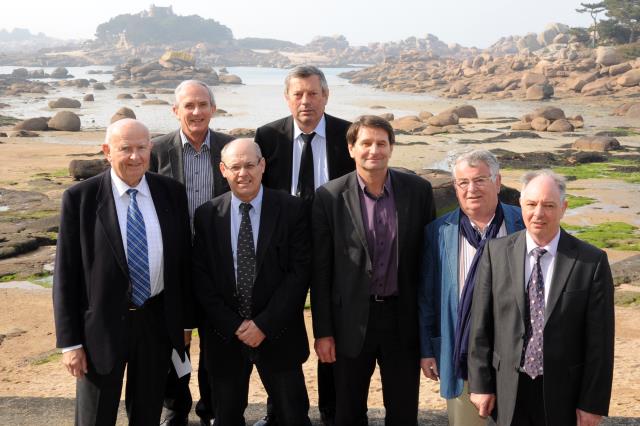 devant la plage de Saint-Guirec:De gauche à droite 1ère ligne  De gauche à droite : Monsieur Bonnot, maire de Perros-Guirec, Monsieur LUTSE, président FNCBMN, , Monsieur LEON, 1er adjoint au maire, Monsieur PERRIER, président UMIH 35, Monsieur HELLIO, Pré
