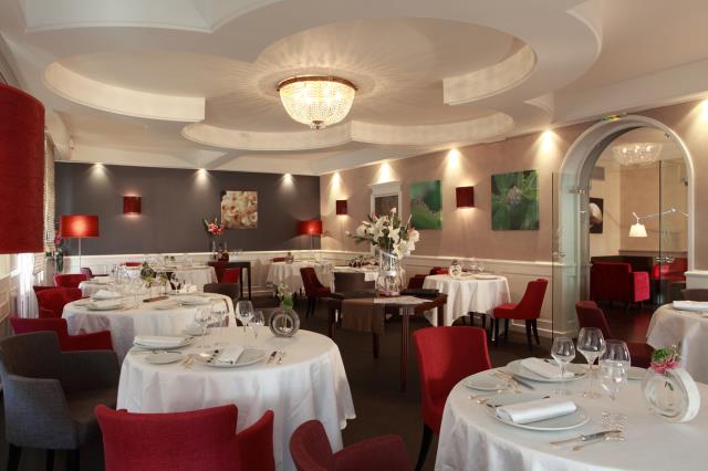 Le cadre du restaurant offre une ambiance contemporaine et chaleureuse