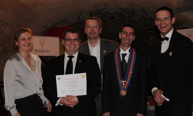 de  gauche  à  droite  :  Caline  Sokolow  (Viniscalies),  le  lauréat  Fabien  Bruguera  du  Moulin  du  Roc  à  Champagnac  de  Belair  (avec  le  diplôme),    Didier  Fleury  (sommelier  du  restaurant  les  Glycines,    membre  du  jury),  Frantzy  Es