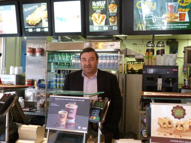 Michel Réglat , franchisé McDo dans son 1er restaurant ouvert il y a 30 ans , place du Capitole Toulouse