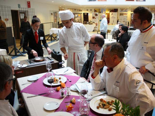 Le binôme gagnant en plein service et face aux membres du jury.