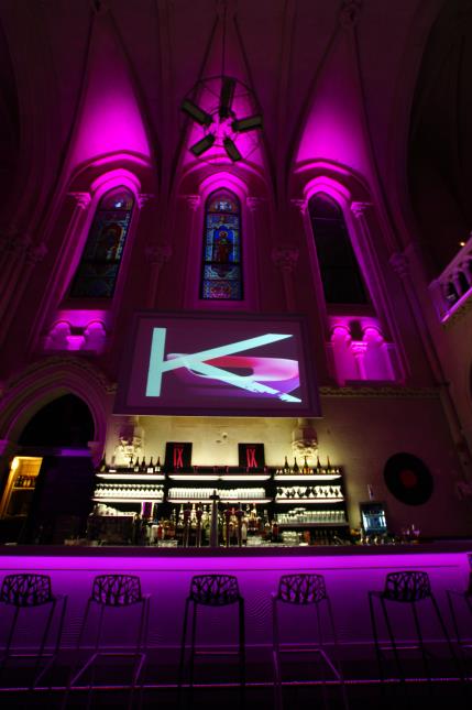 Au K9, à Angers, l'architecte d'intérieur Pierre-Yves Delaitre Nicoletti a imaginé un bar tout en longueur et en Corian.
