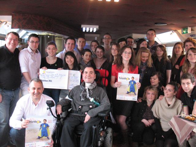 Les élèves des lycées de professionnels d'Orvault et de Saint-Nazaire ont apporté leur contribution au téléthon 2001, une opération soutenue notamment par la CPIH 44/85.