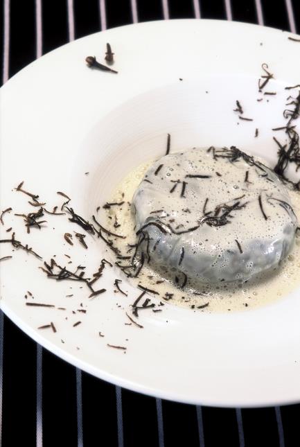 Gâteaux de Topinambours, bouillon beurré aux clous de girofle, truffe des Alpes.