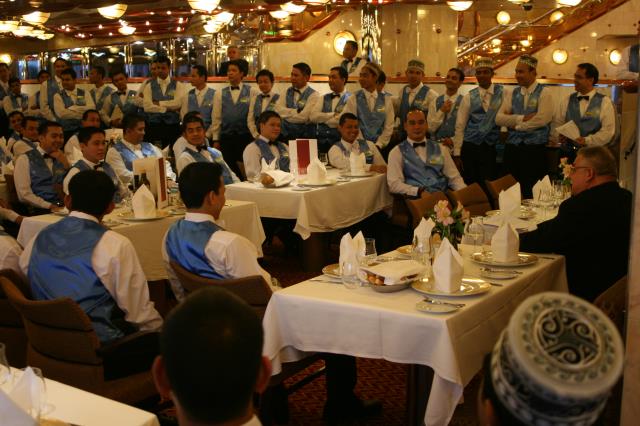 Umberto Iacomino, restaurant manager, rassemble chaque soir à 18h son équipe dédiée au service en salle pour un briefing