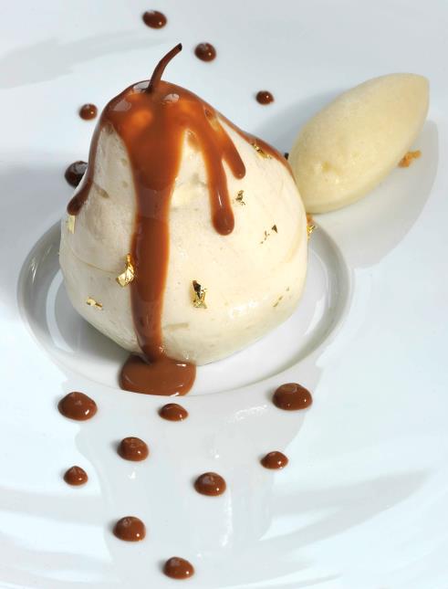 La Poire juste pochée sous sa coque craquante, crème caramel en fine mousseline, quenelle de sorbet conférence.