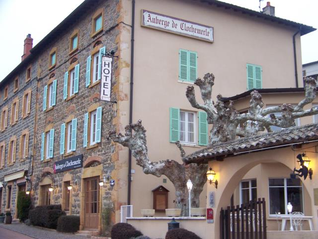 L'Auberge de Clochemerle est situé au coeur de Vaux en Beaujolais