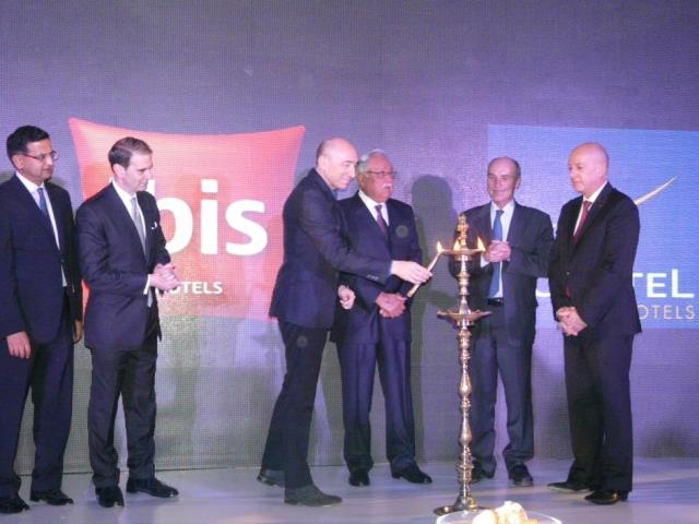 Séance 'inauguration avec Denis Hennequin le consul de France et différentes personnalités dont les investisseurs