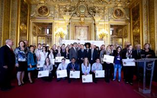 Diplôme et médaille en main, les lauréats étaient fiers de poser dans les salons du Sénat le 29...