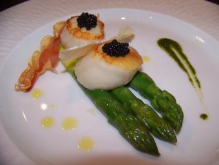 Noix de Saint-Jacques juste saisies, asperges vertes craquantes, caviar de hareng fumé, copeaux de...