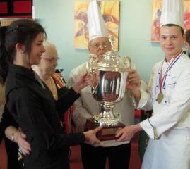 Les vainqueurs Zennup Dogdu (service) et Valentin Collet (cuisine) mèneront le trophée de Châlons à...