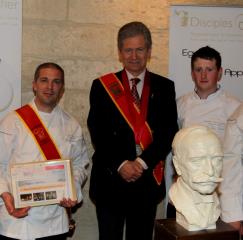 Entourant Michel Escoffier, les lauréats des concours, Frédéric Mentec et Dion Wyn Jones.
