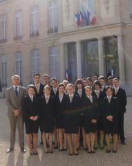 Les élèves devant le Palais de l'Elysée.