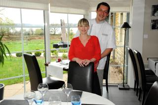 Sophie et Laurent dans leur salle de restaurant à deux pas de l'Odet