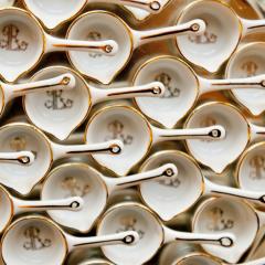 Les casseroles en porcelaine offertes aux clientes de Lasserre