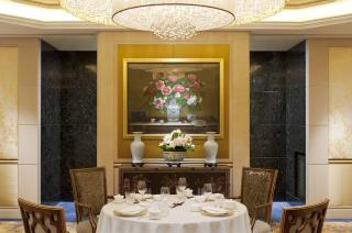 La salle à manger a été conçue par l'agence hongkongaise LRF Design qui a également signé les Shang...