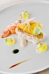 Queue de langoustine, rave et pâte de noisette, vaporeux à la coriandre et citron confit