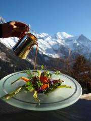 Homard Breton rôti au beure de vin Jaune, jeunes Légumes printaniers et son cappuccino crémeux.