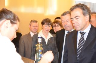 Lors de la visite du lycée (de g à d) : Laurent Caraux, Chantal Pannelier, proviseur du lycée,...