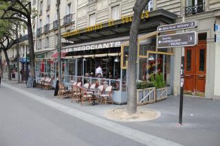 Café 'les Négociants' à Paris(13ème), où la majorité des places se situent en terrasse, fermée...