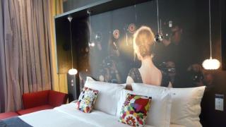 une chambre avec photo