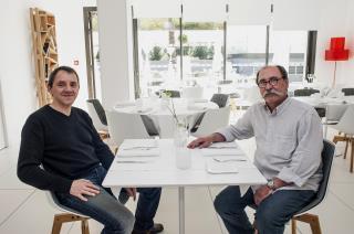 Michel del Burgo et Jean-Charles Azibert dans la salle très contemporaine du restaurant de l'Hôtel...